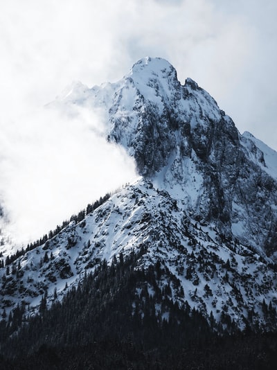 云雾缭绕的雪山